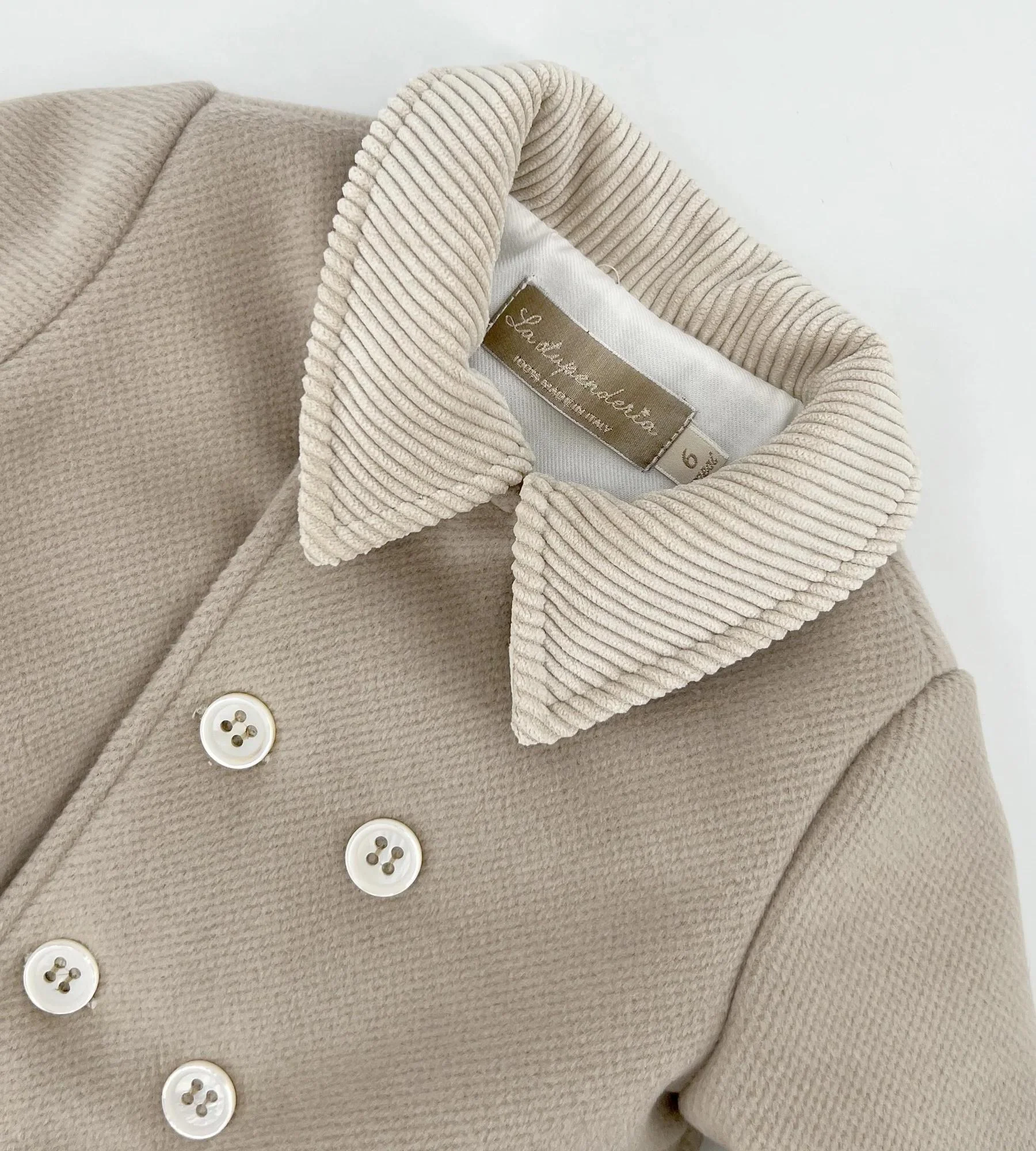 Cappotto a doppiopetto per neonata La Stupenderia beige con colletto classico - Image 3