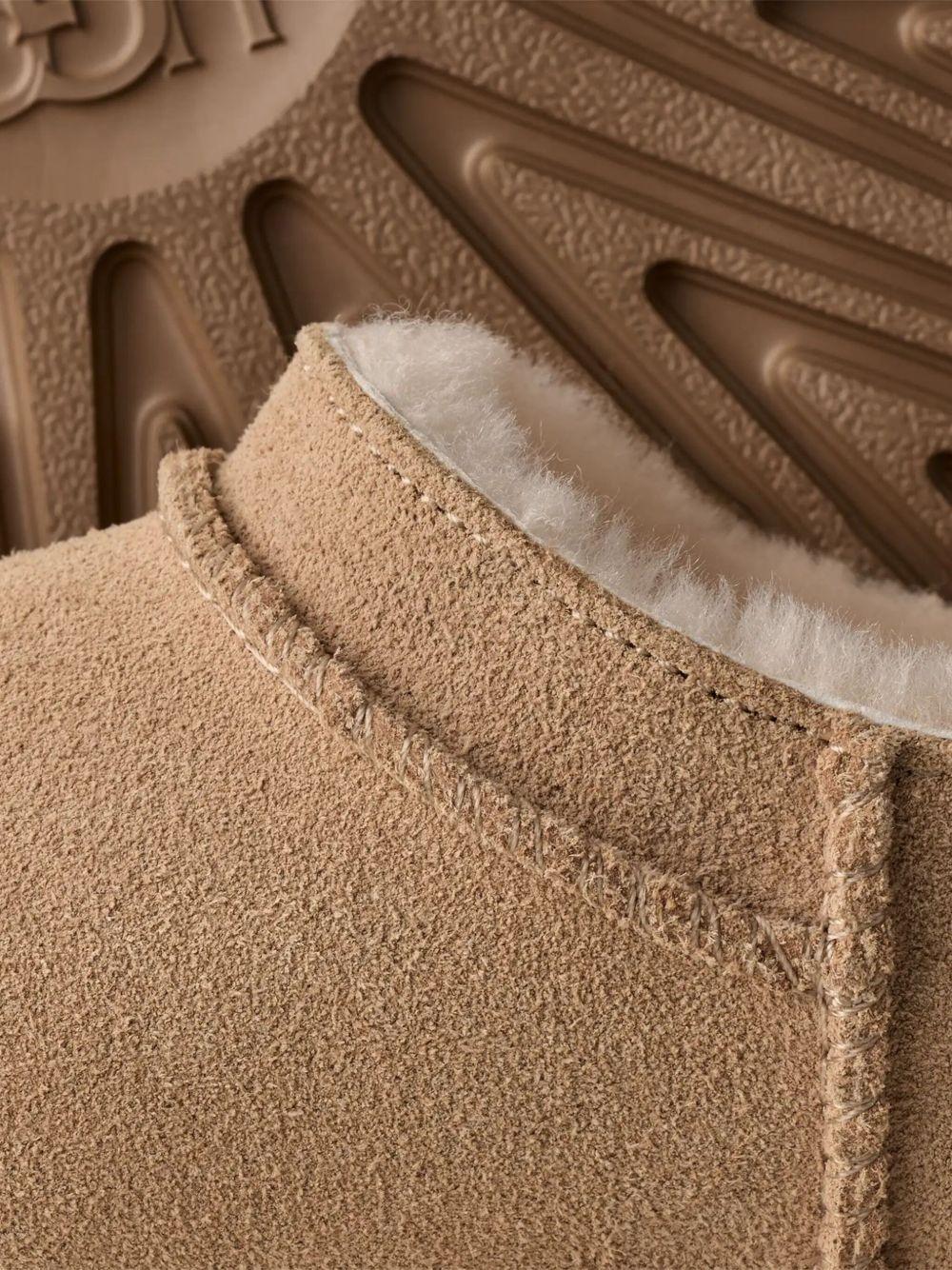 Ciabatte Classic Micro per bambina UGG Kids beige con design slip-on - Image 4