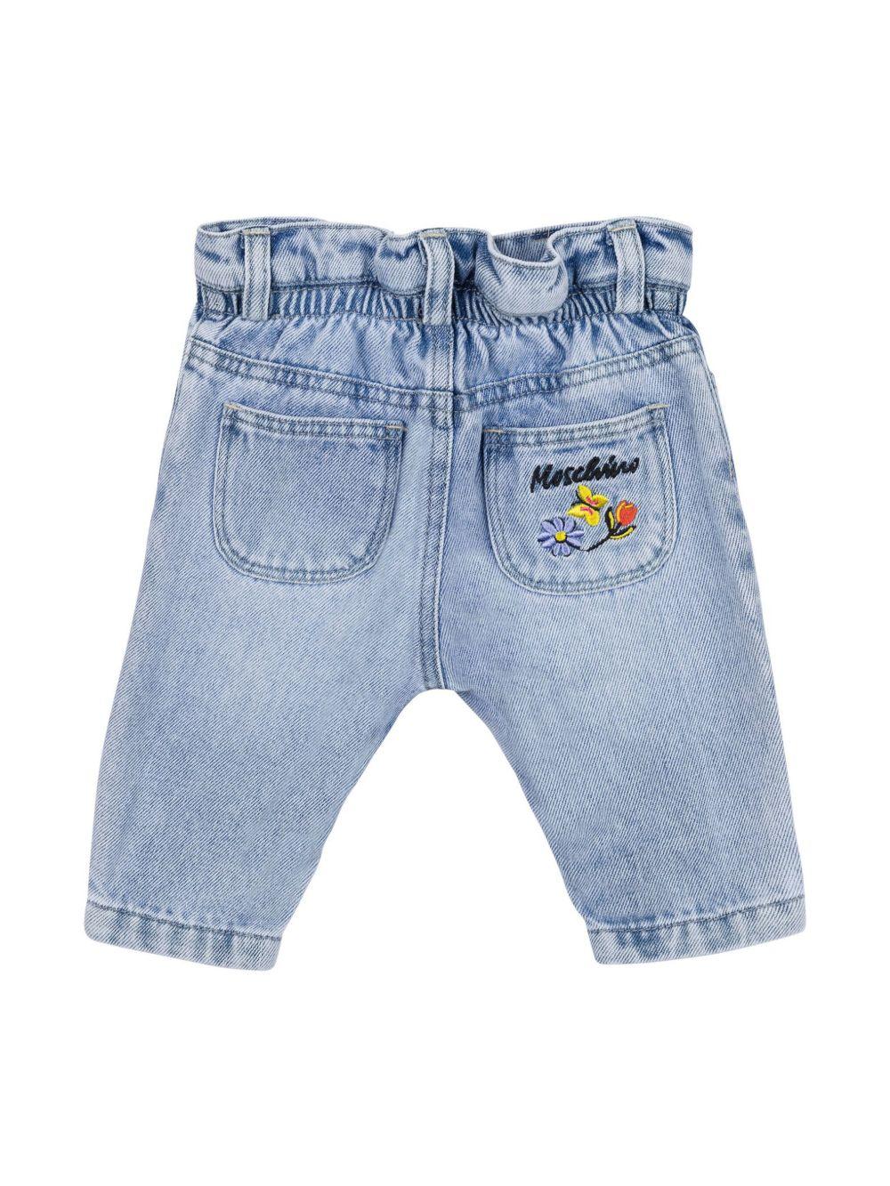 Jeans con ricamo a fiori per neonarto Moschino Kids azzurro con passanti - Image 2