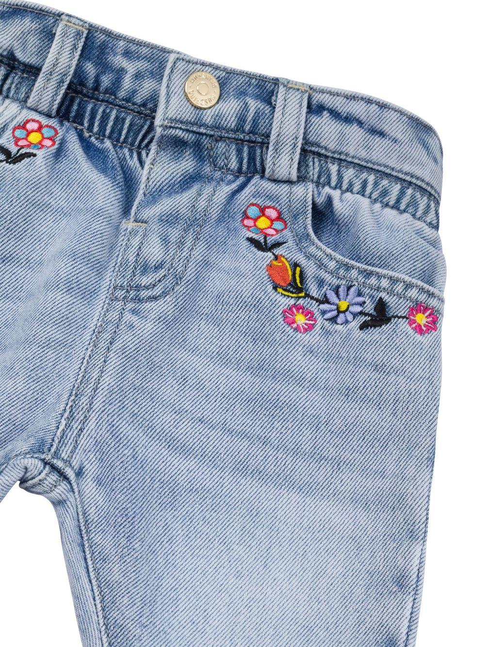 Jeans con ricamo a fiori per neonarto Moschino Kids azzurro con passanti - Image 3