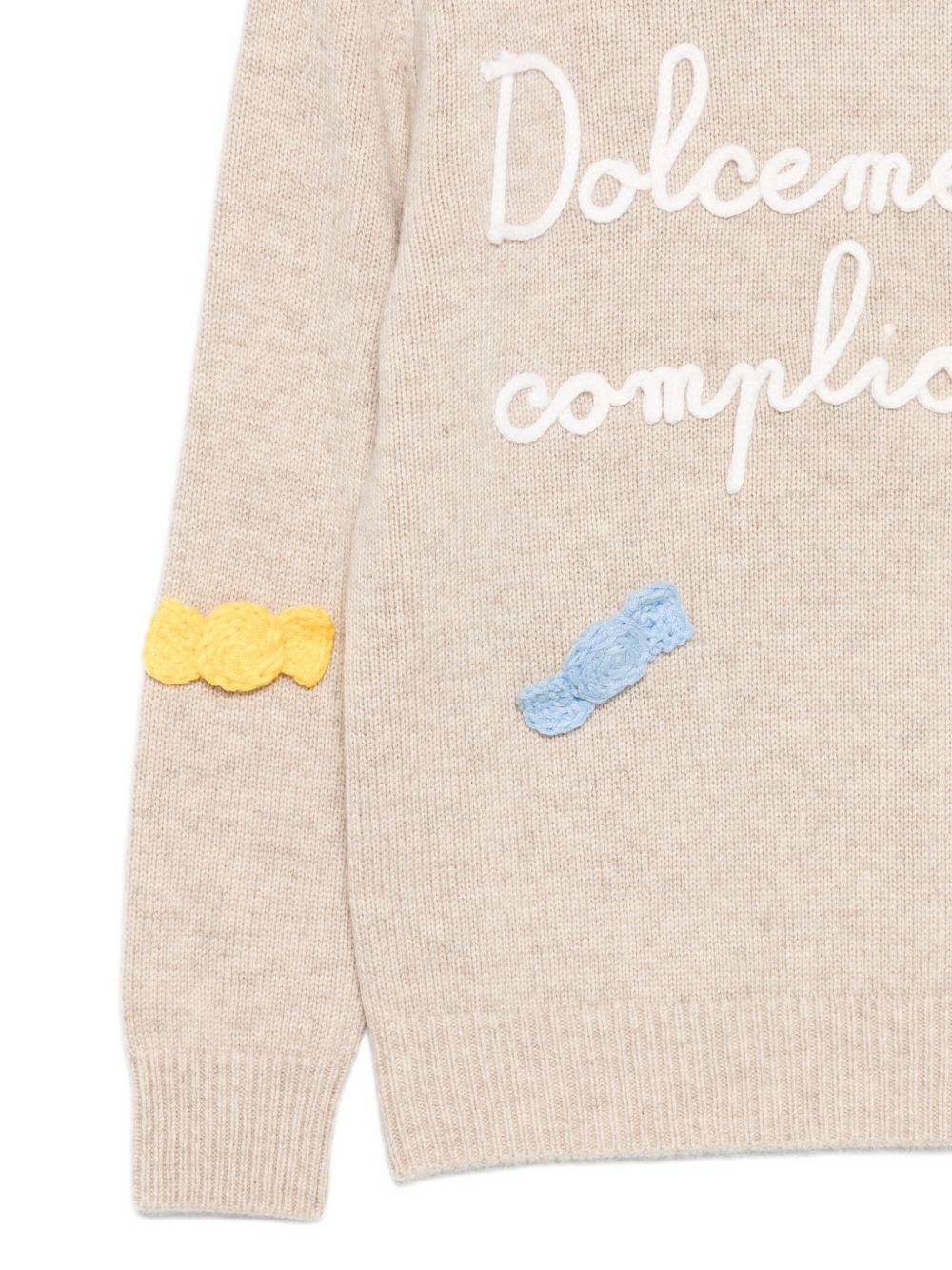 Maglione per bambina MC2 Saint Barth Kids beige con scritta ricamata sul davanti "Dolcemente complicata" - Image 2