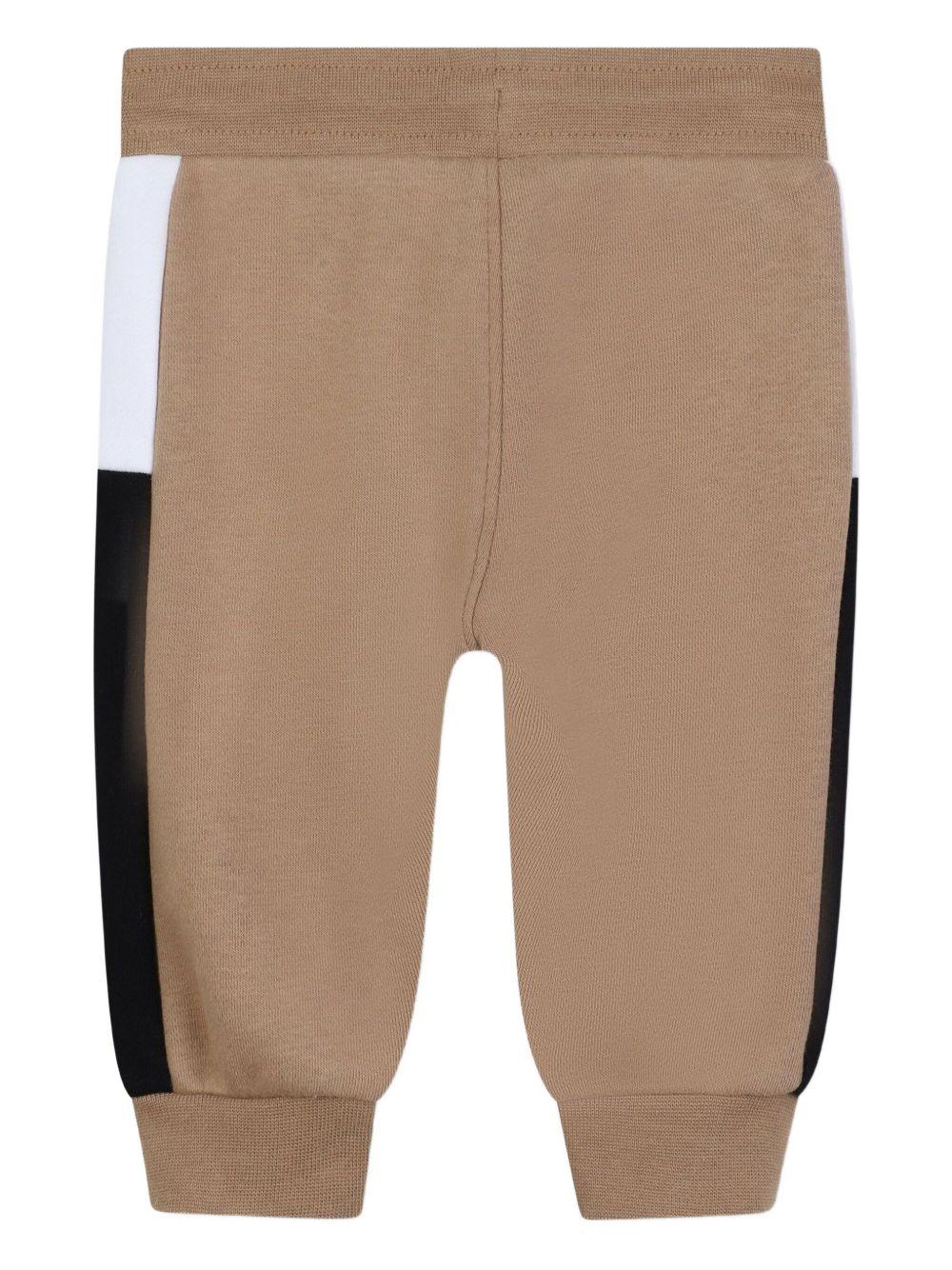 Pantaloni sportivi per bambino Boss Kids beige con inserti laterali a contrasto - Image 2