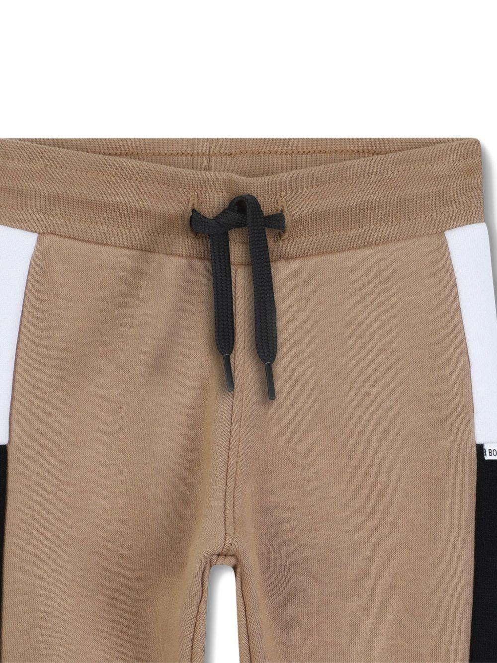 Pantaloni sportivi per bambino Boss Kids beige con inserti laterali a contrasto - Image 3