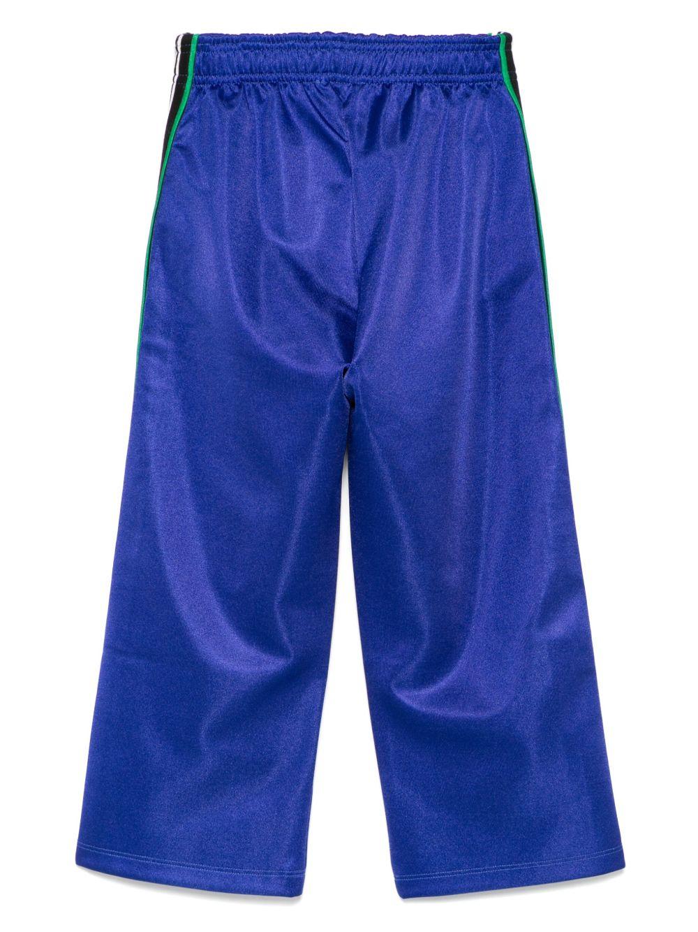 Pantaloni sportivi per bambino Versace Kids blu con dettaglio a righe - Image 2