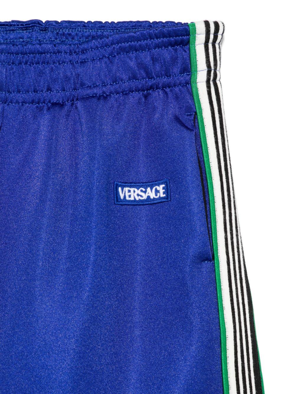 Pantaloni sportivi per bambino Versace Kids blu con dettaglio a righe - Image 3