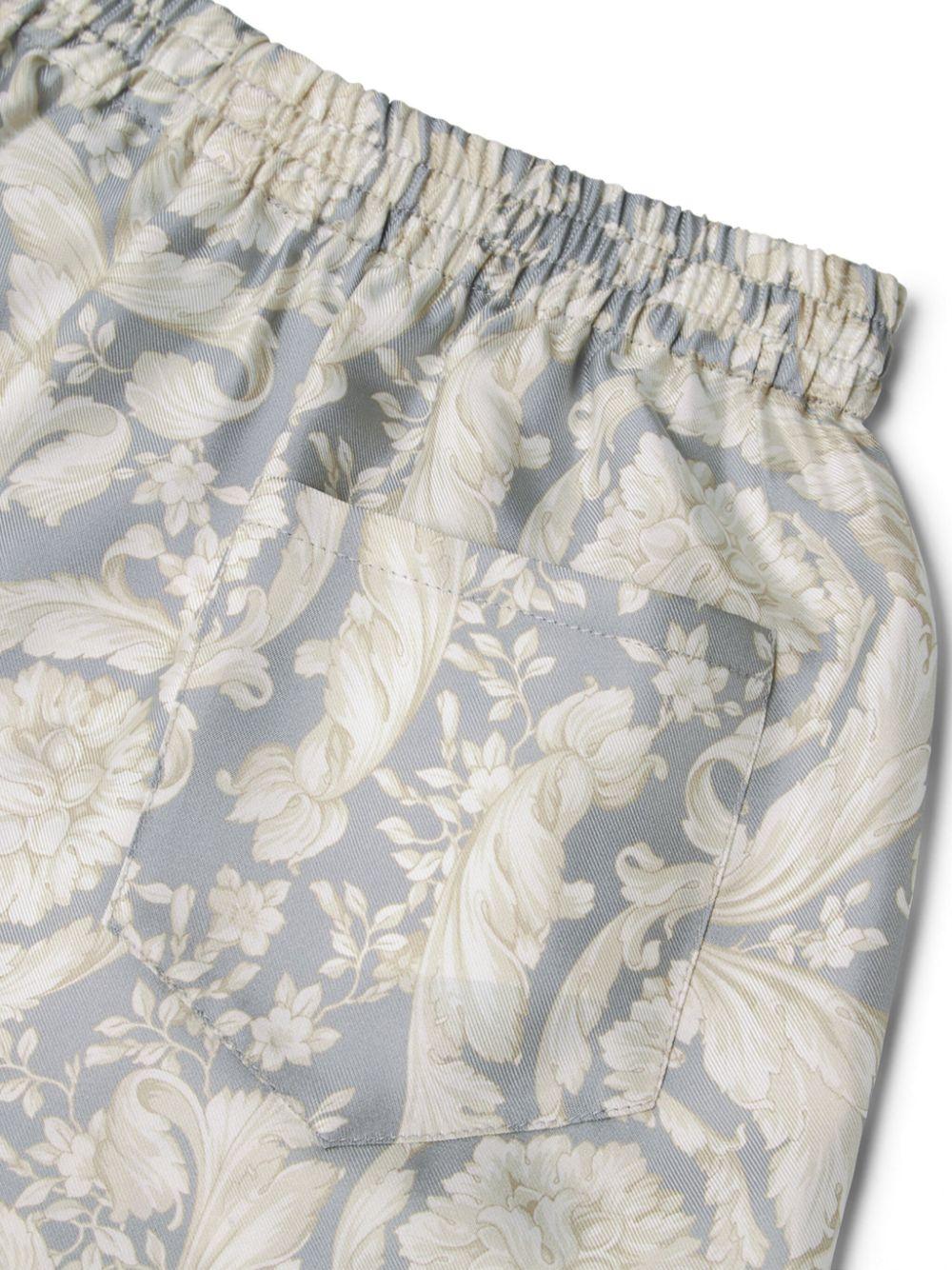 Shorts per bambino Versace Kids grigio con stampa barocca - Image 2