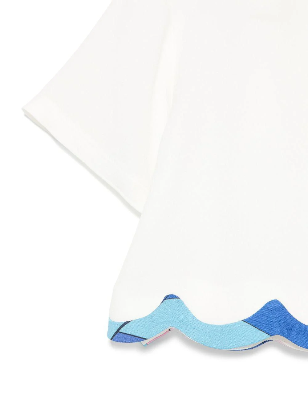 T-shirt per bambina Emilio Pucci Junior bianco con logo sulla manica e orlo a smerlo - Image 3