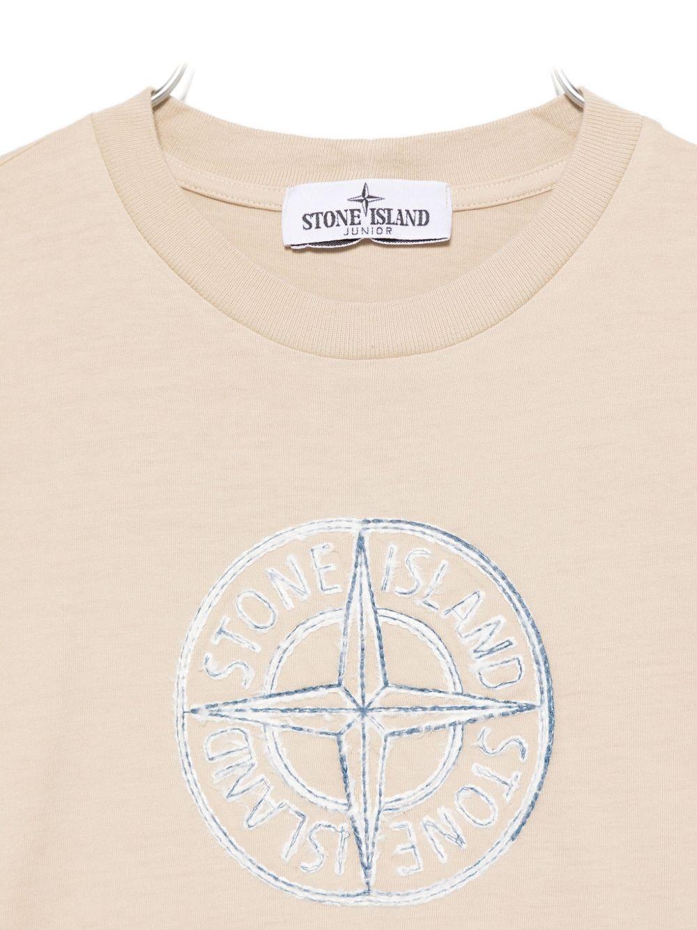 T-shirt per bambino Stone Island Junior beige con caratteristico logo sul davanti - Image 3
